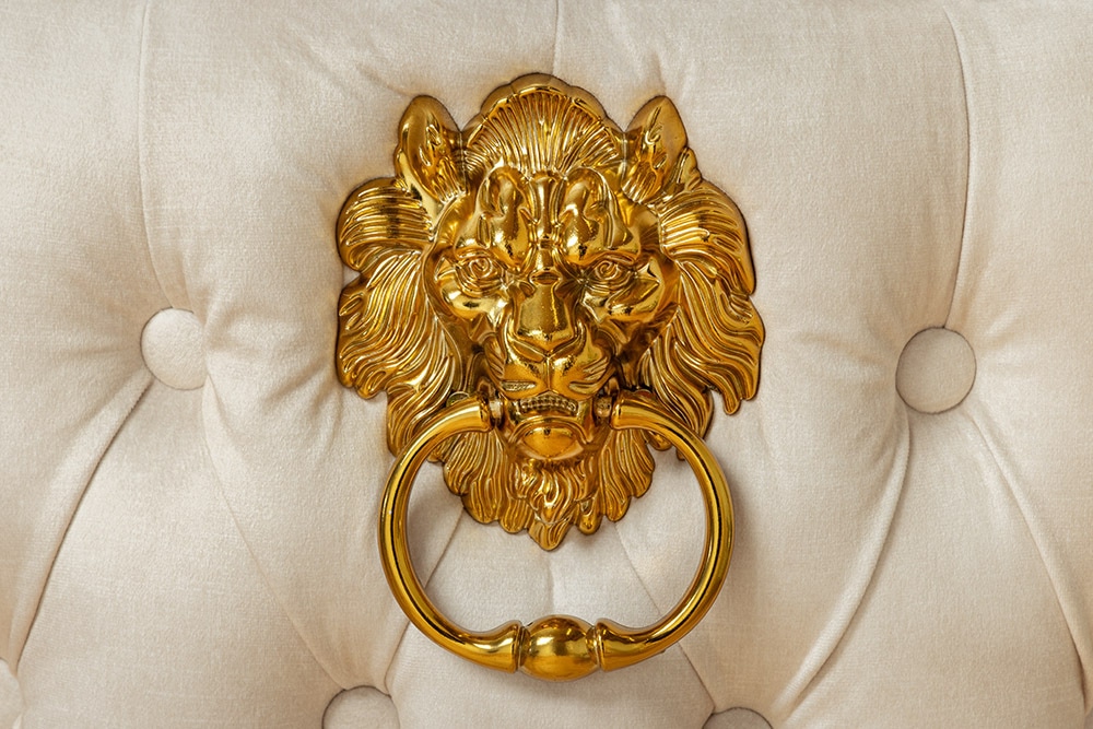 Höhenverstellbarer Barhocker CASTLE DELUXE beige Samt gold Edelstahl mit Löwenkopf