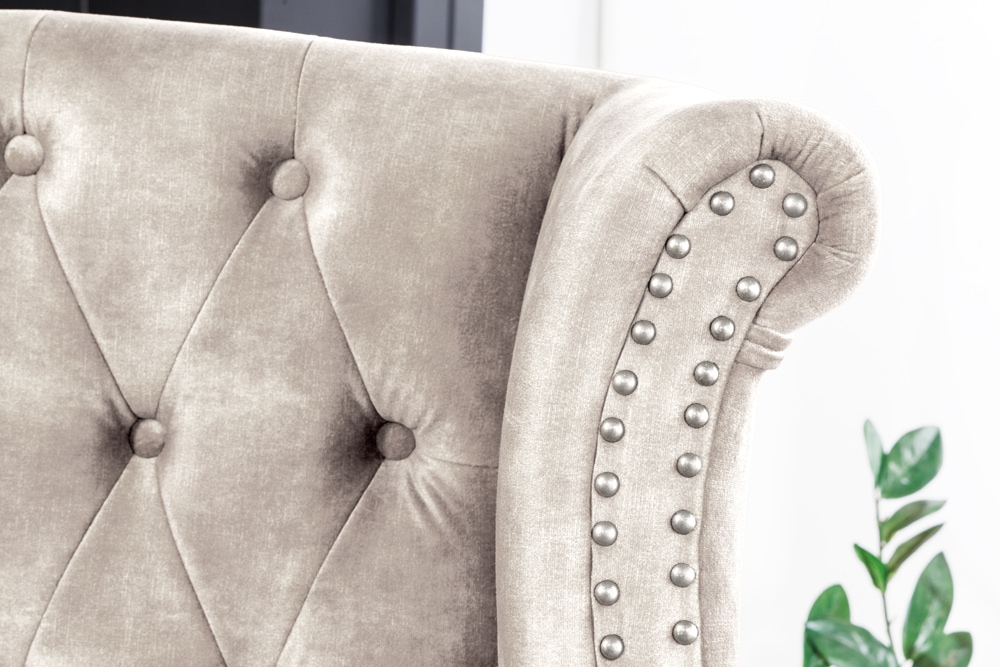 Design Ohrensessel CHESTERFIELD 105cm champagner beige Samt silber Ziernieten