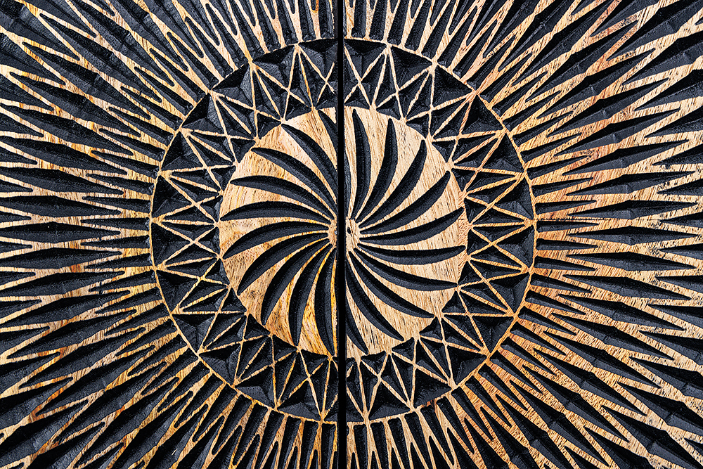 Design Highboard ILLUSION 120cm schwarz Mangoholz Massivholz mit 3D Schnitzereien gold Eisen Metallgestell