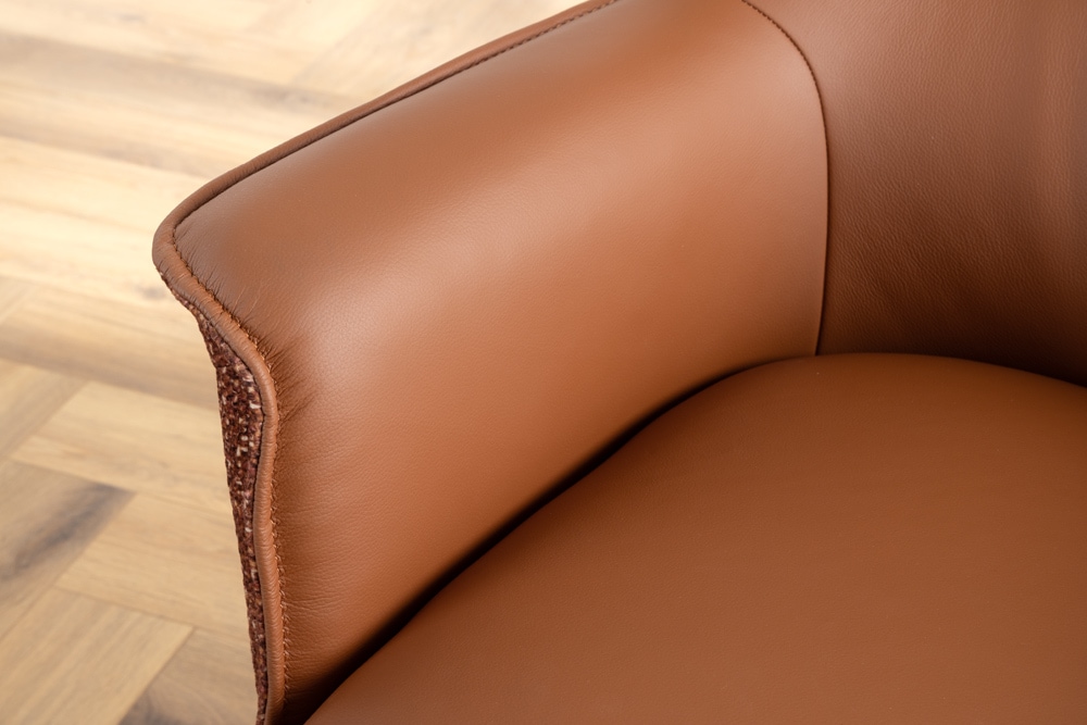 Drehbarer Stuhl LE GRAND cognac Echtleder Strukturstoff schwarzes Metallgestell