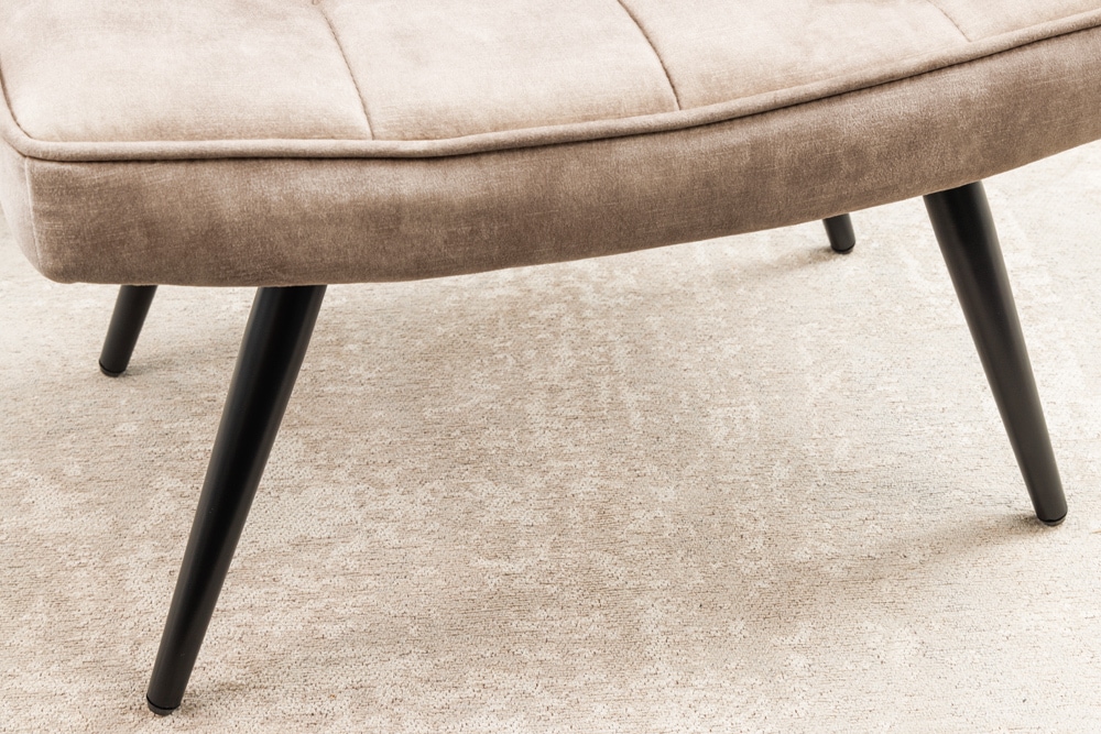 Moderner Hocker SCANDINAVIA champagner beige Samt schwarze Metallbeine Fußhocker