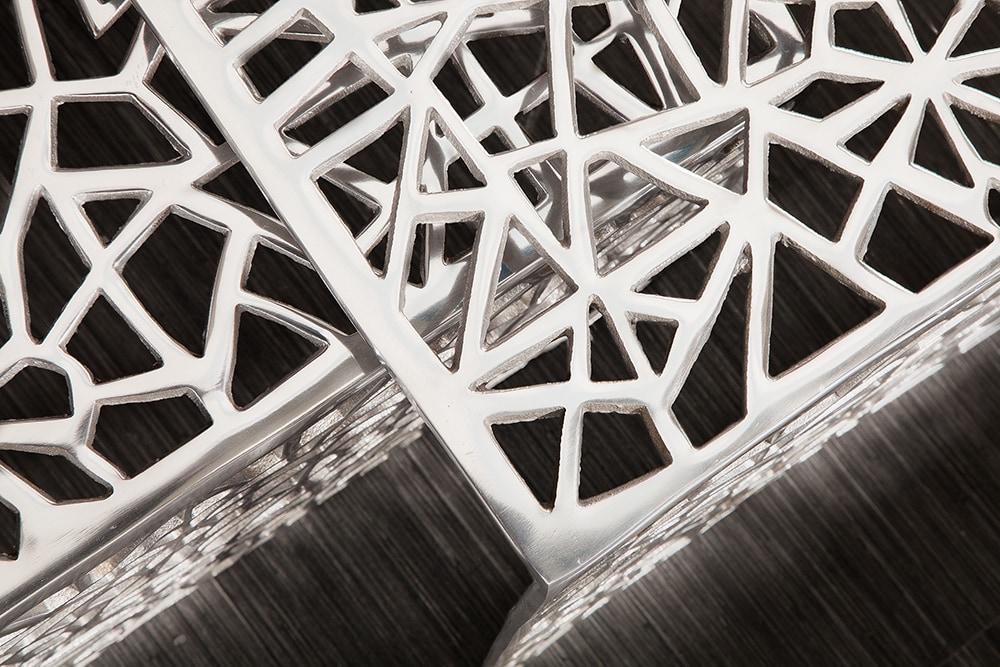 Handgearbeiteter Couchtisch ABSTRACT 49cm 2er Set silber im Gap Design