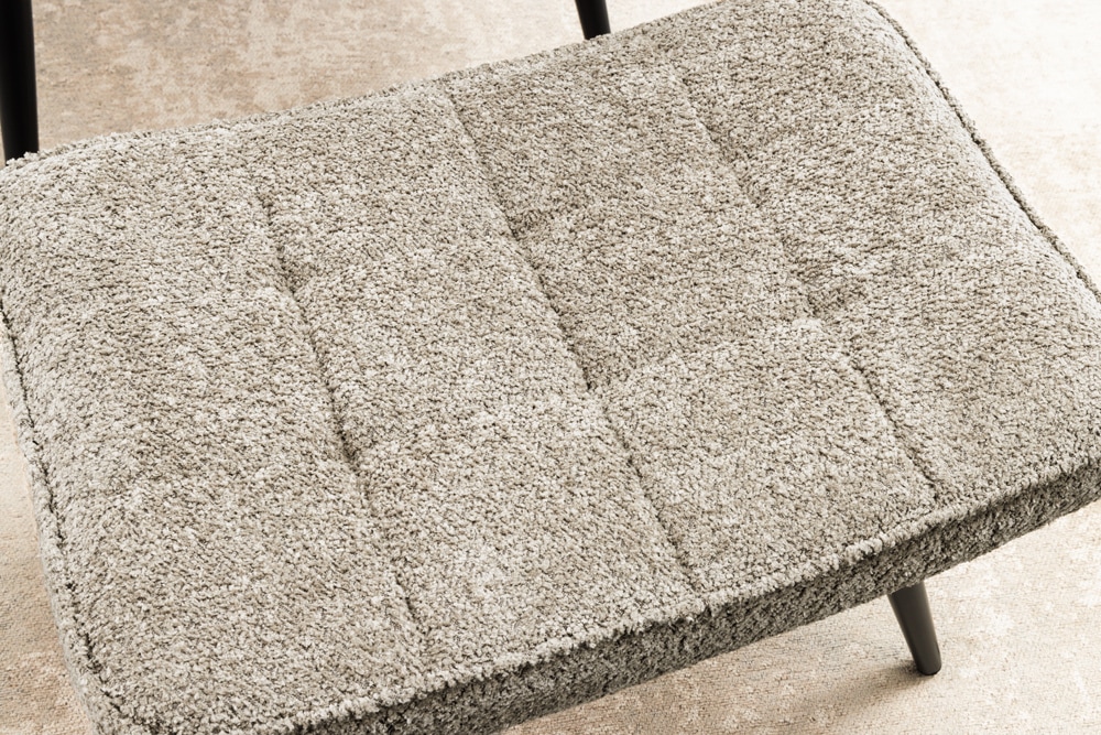 Moderner Hocker SCANDINAVIA champagner greige Bouclé schwarze Metallbeine Fußhocker